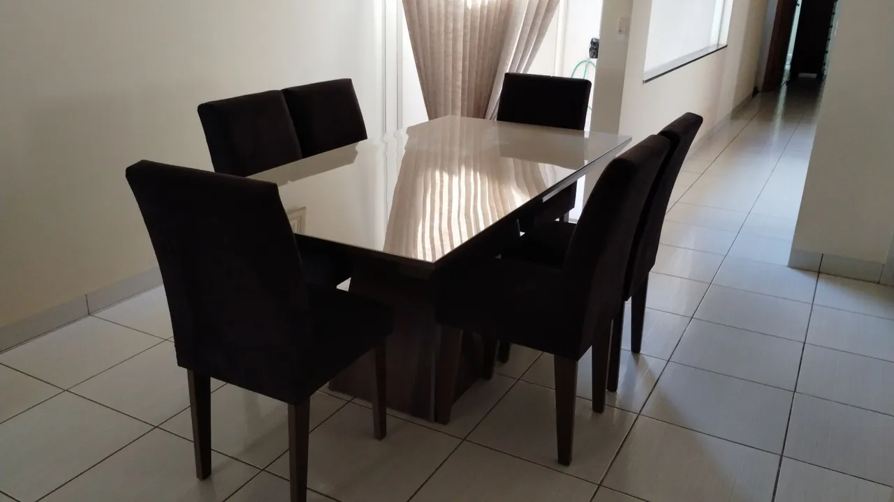 Mesa de jantar com seis cadeiras
