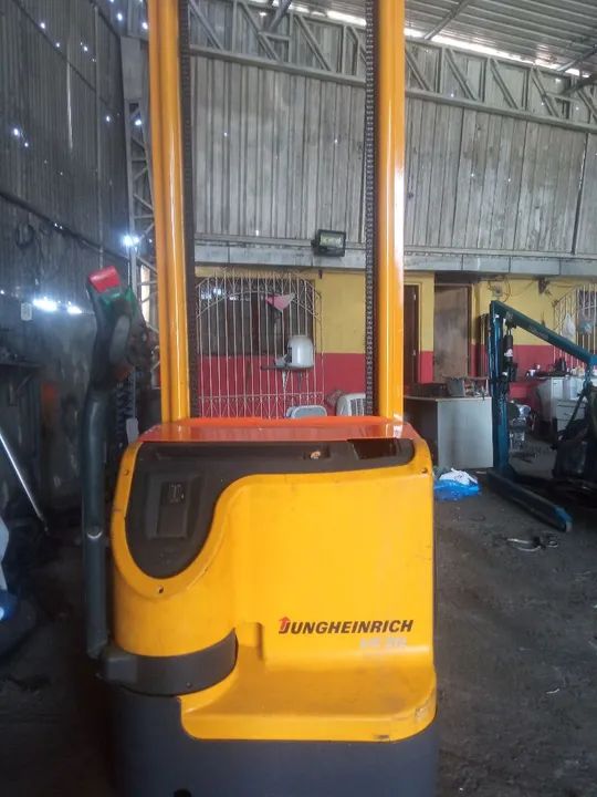 Empilhadeira Jungheinrich EJC