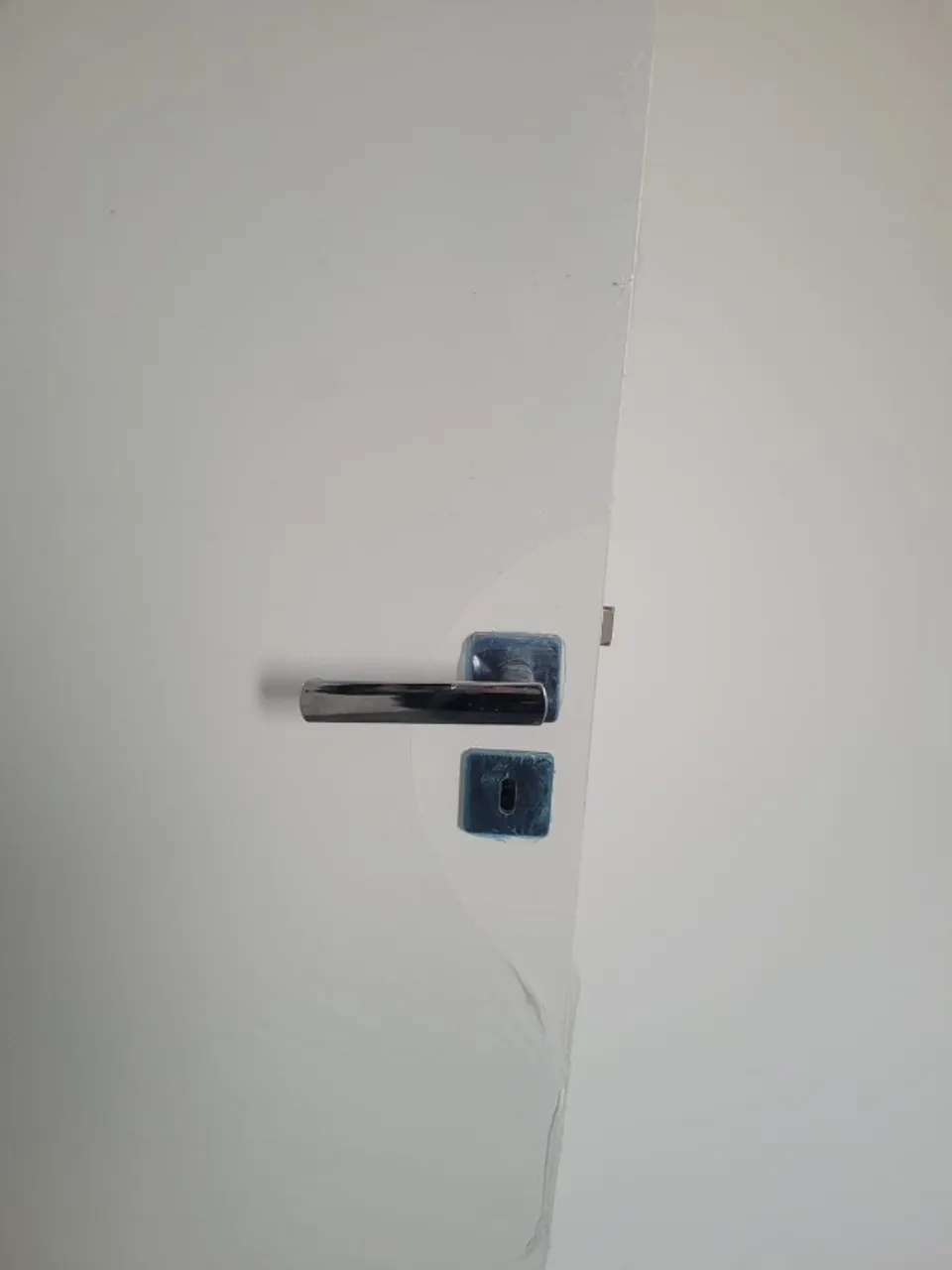 Porta interna de madeira branca com batente e fechadura completa