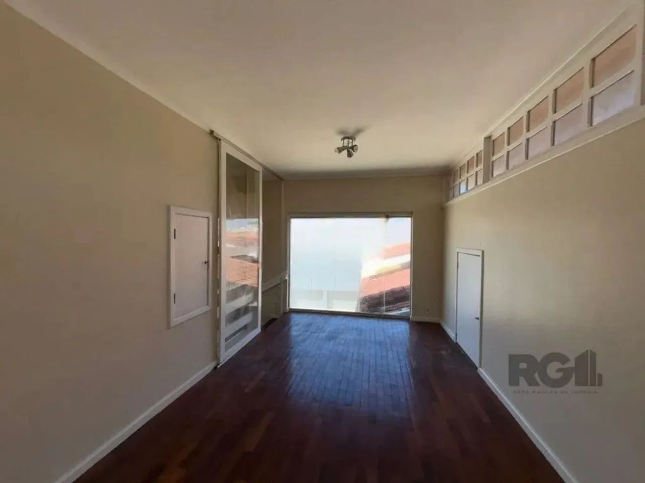 Casa com uma área privativa de 350 m², com 7 dormitórios com alguns móveis, 1 suíte com ba - Foto 2