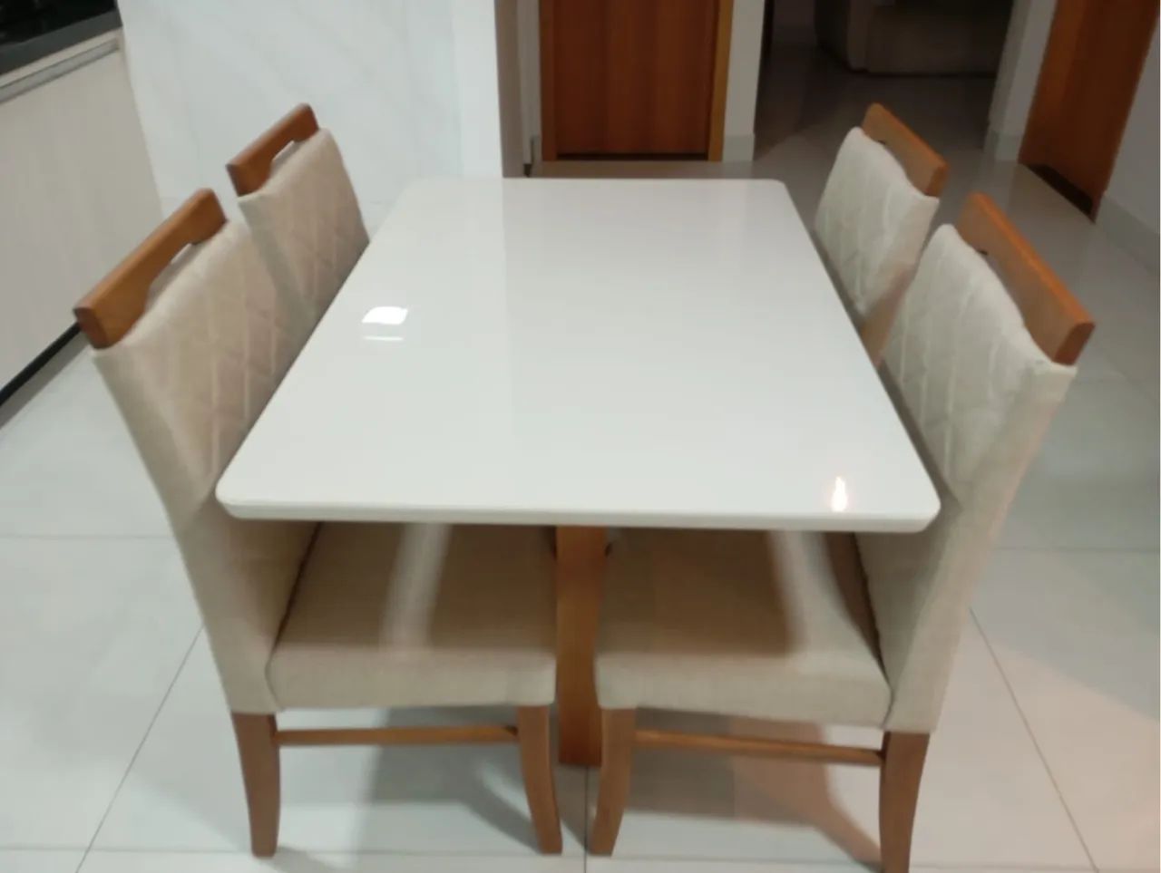 Mesa de Jantar com 4 Cadeiras Estofadas toda de madeira 