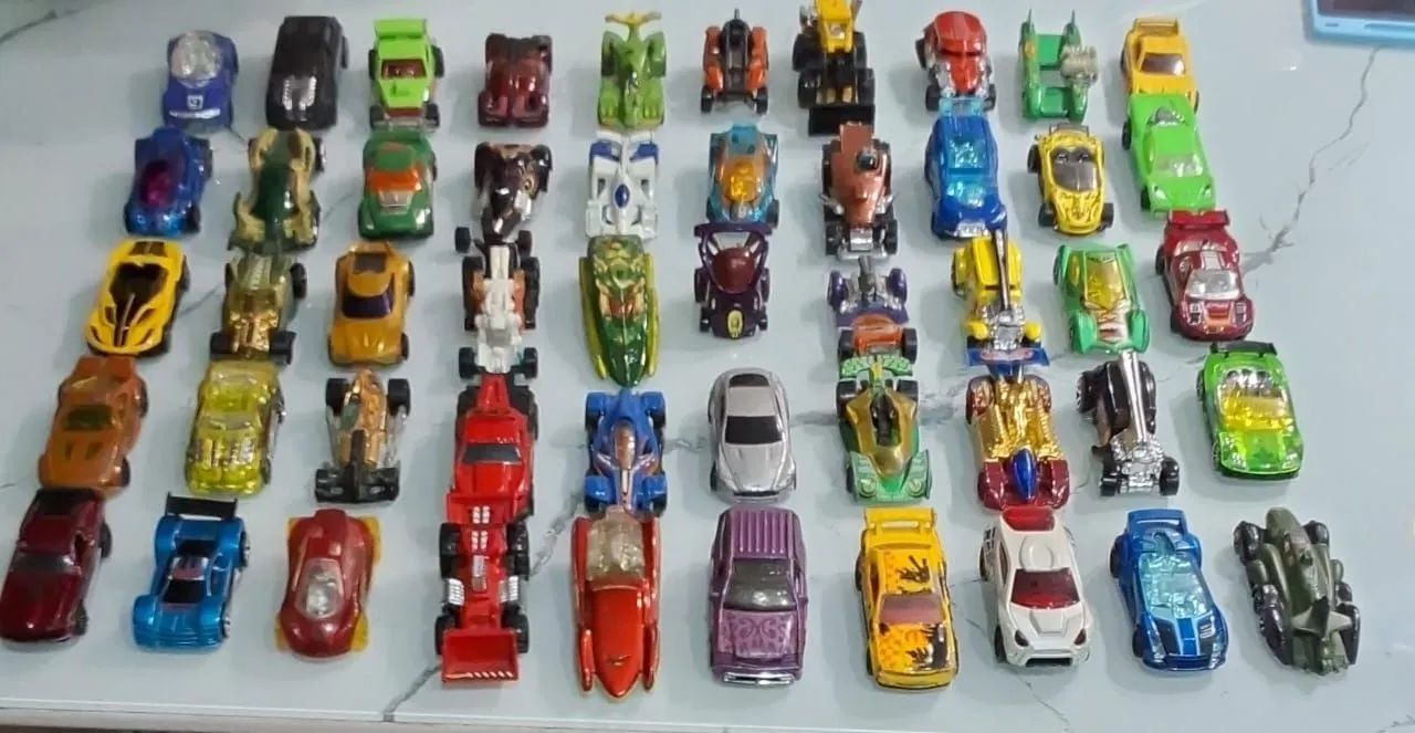 Vendo lote 50 carrinhos hot wheels (lote 10)