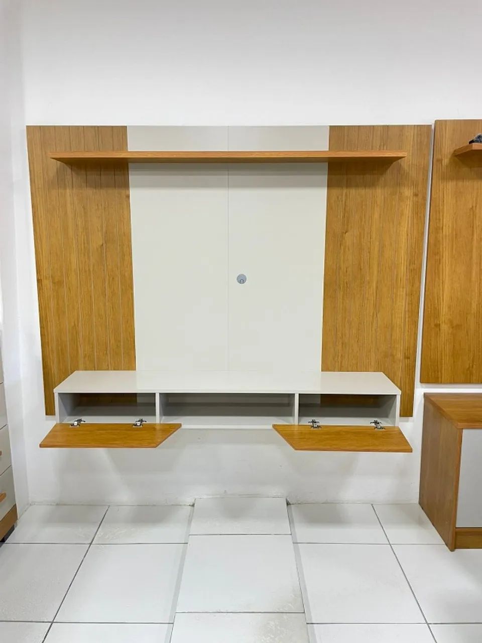 Home Supenso Santiago Detalhe Frisado S/Até 70 Polegadas Cinamomo/Off White - Em Oferta - Foto 2