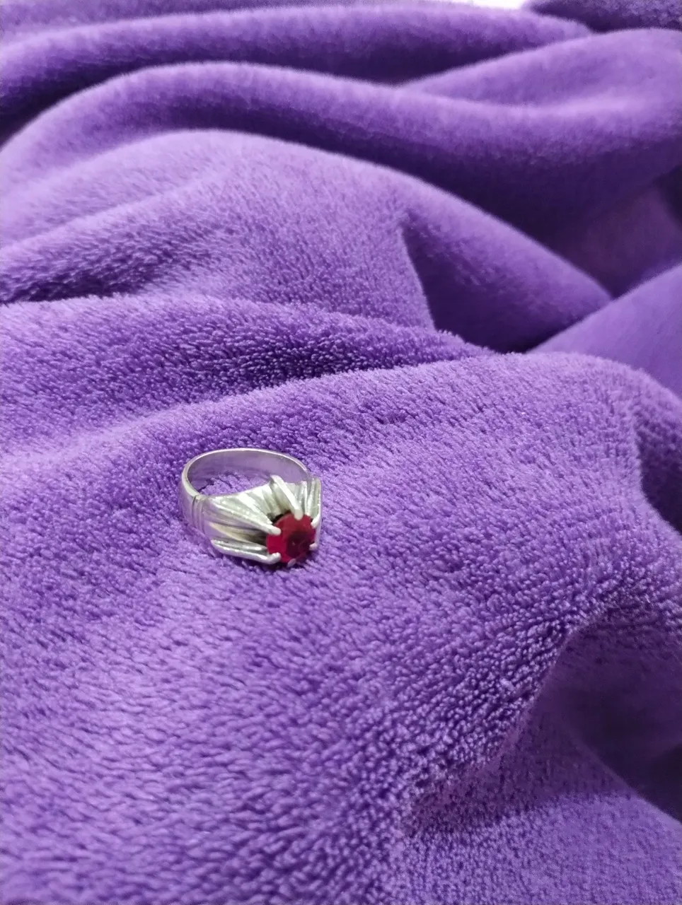 Anel de Prata com Rubi - Elegância e Charme