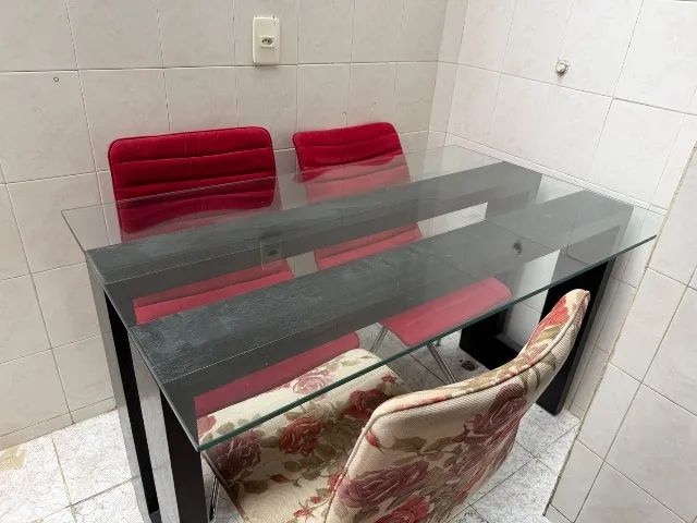 Mesa de vidro retangular + 4 cadeiras - Foto 2