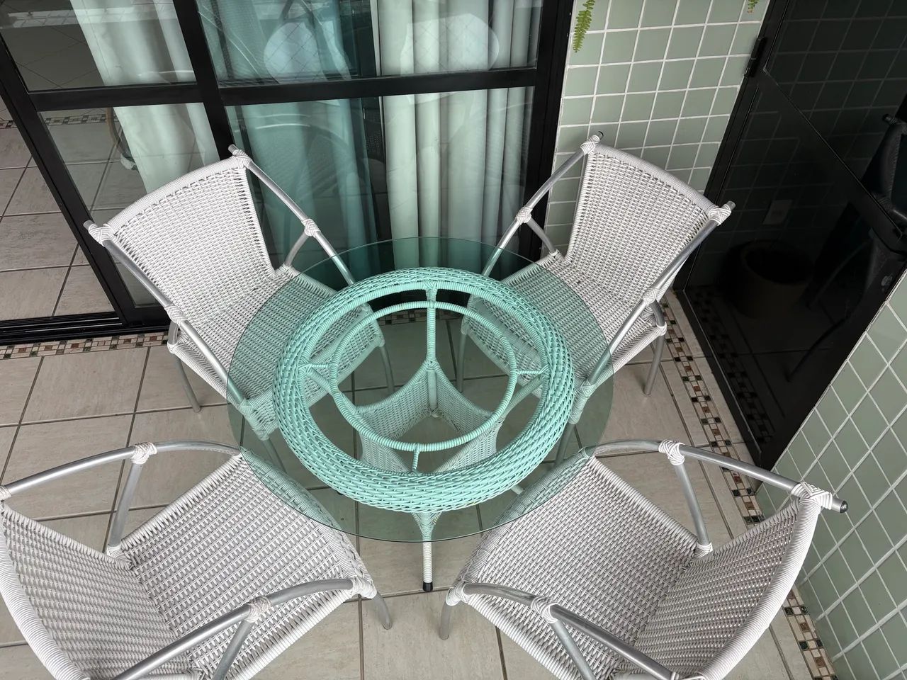 Conjunto de mesa e 4 cadeiras em vime sintético branco - Foto 2