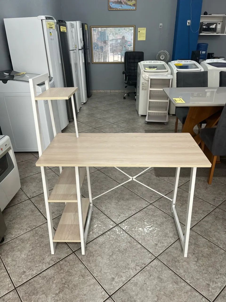 Escrivaninha com estante 