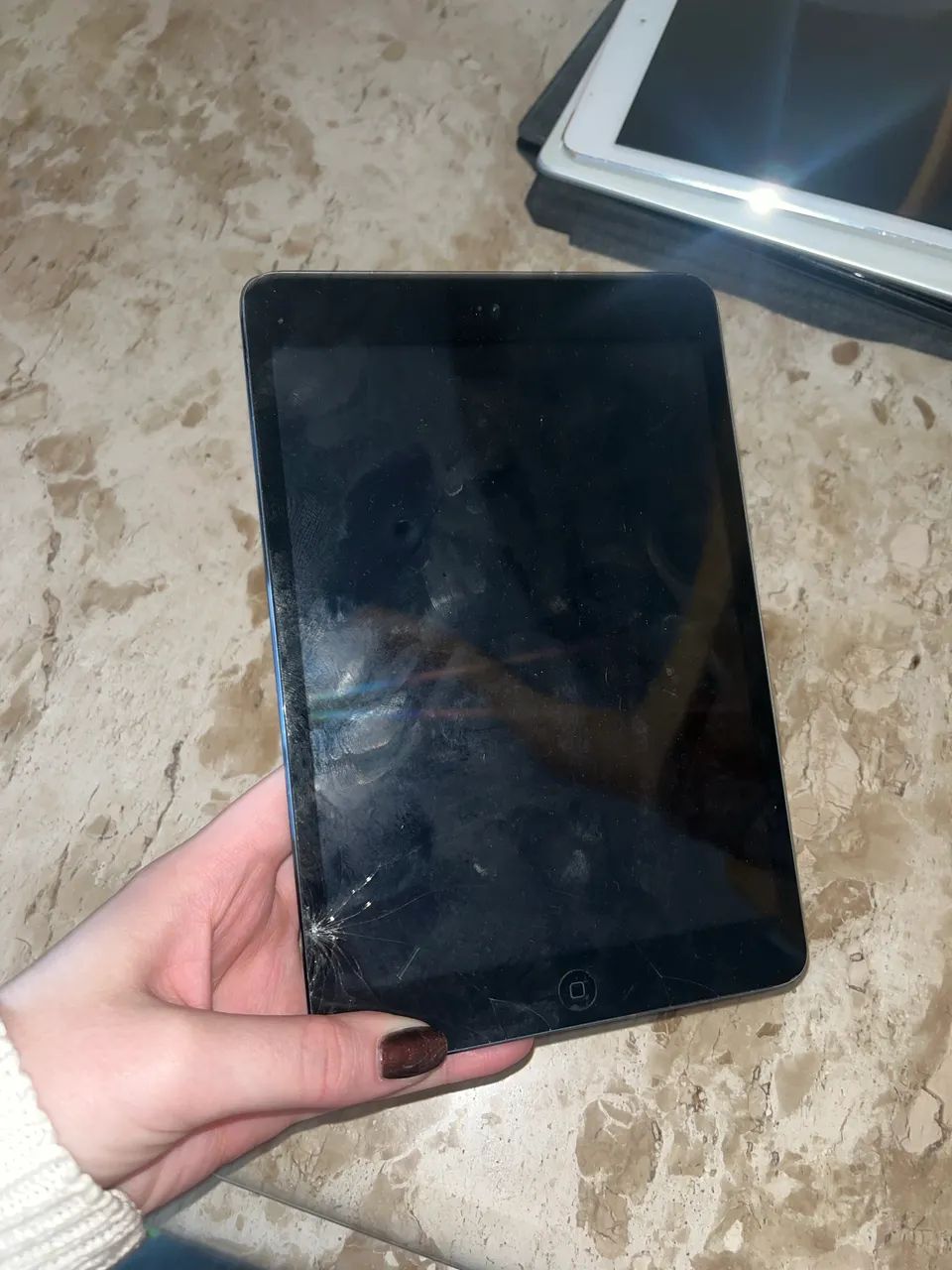 iPad mini preto com Wi-Fi, com a tela trincada  - Foto 2