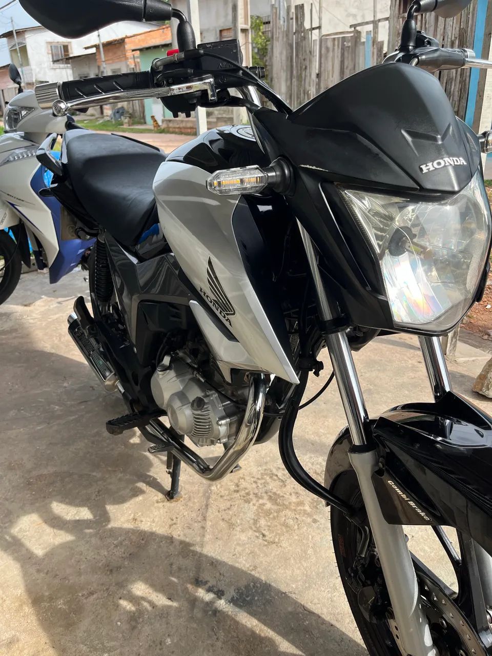 Vendo Moto semi nova e bem conservada.