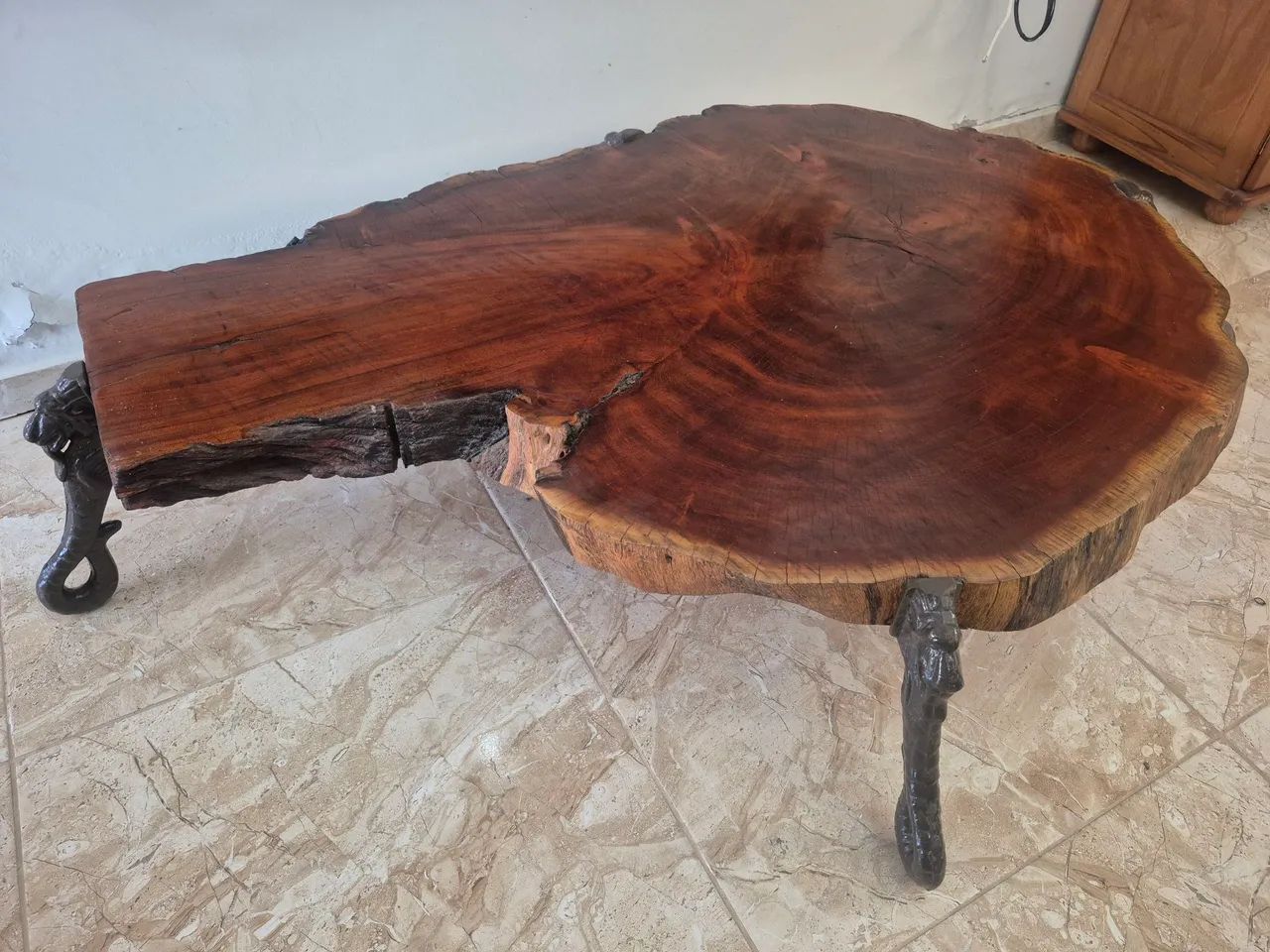 Mesa de centro em arte rústica, madeira maciça 