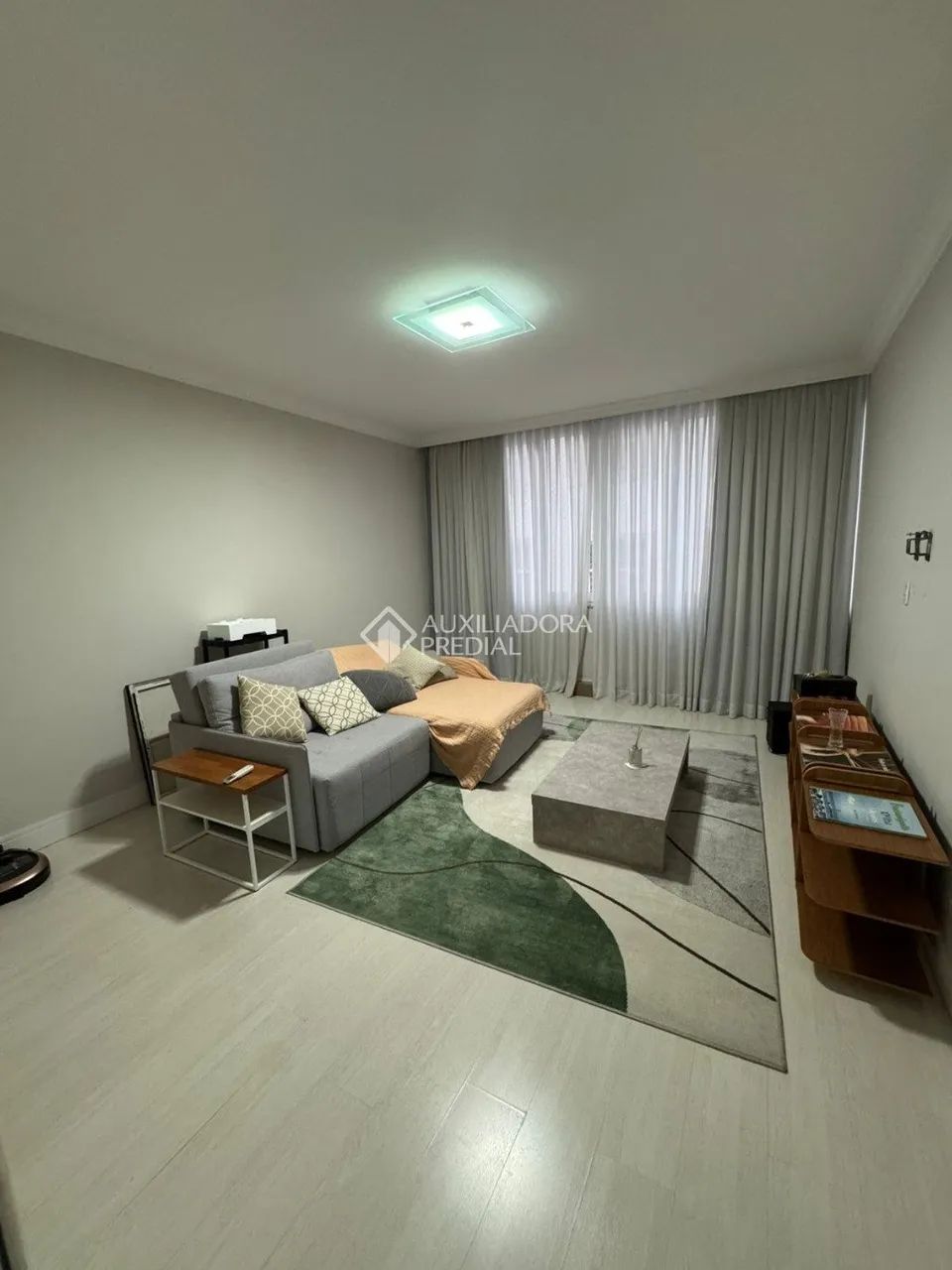 Apartamento mobiliado no Centro de Florianópolis com 2 dormitórios.