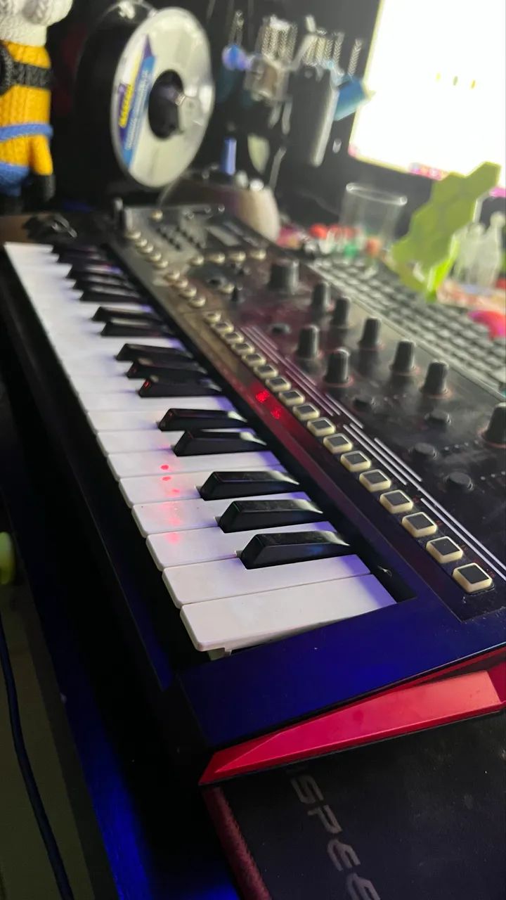 Teclado sintetizador digital/analógico Roland Jdxi - Equipamentos