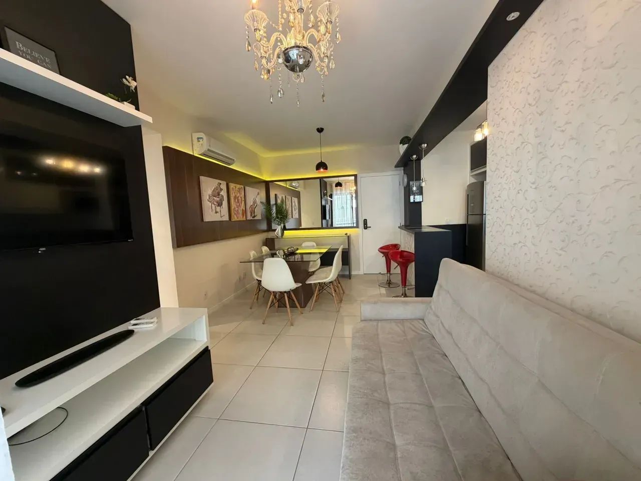 Apartamento mobiliado com 2 dormitórios (1 suíte), ampla sacada com churrasqueira e vista  - Foto 4