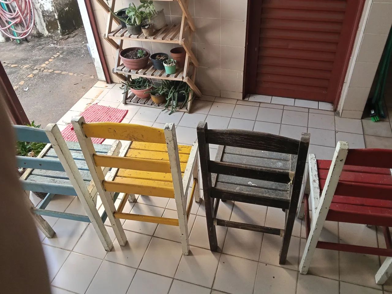Vendo 4 cadeiras de madeira - Foto 3