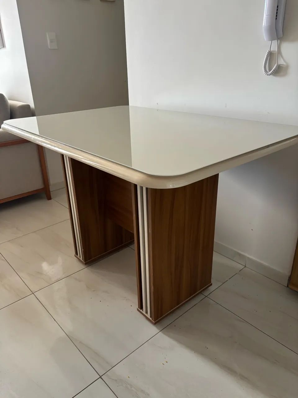 Mesa de cozinha com 4 cadeiras 