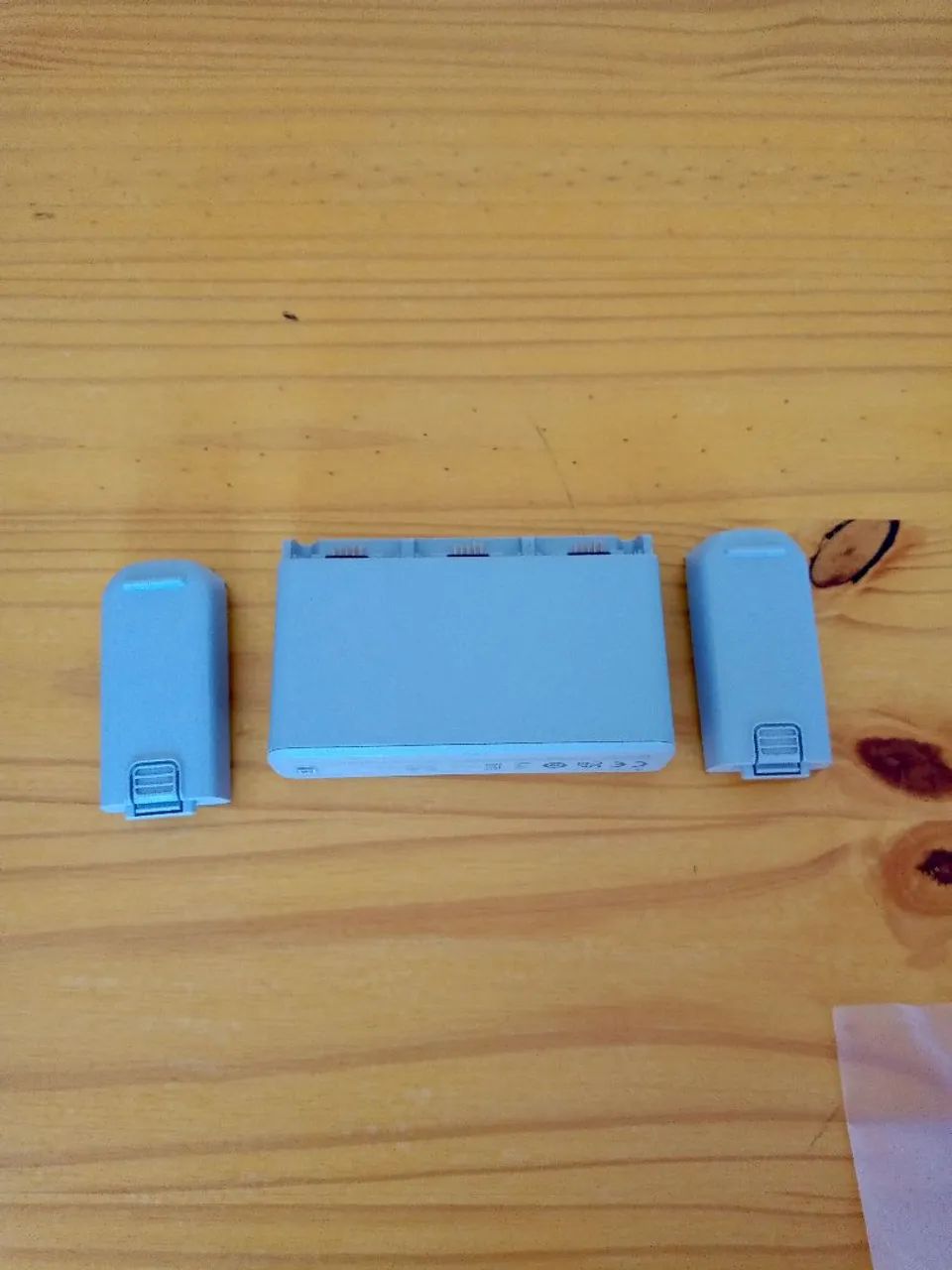 Duas baterias e um hub de carregamento para drone DJI NEO 1