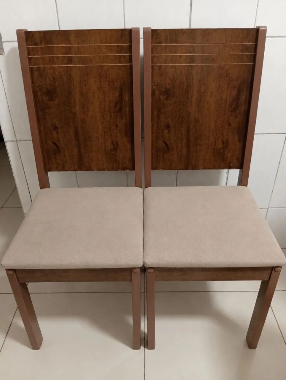 VENDE-SE - 5 CADEIRAS DE MADEIRA 