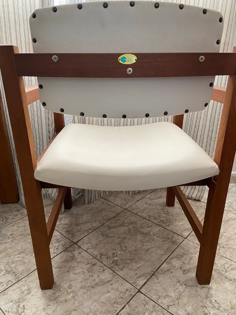 Poltrona Madeira maciça e corino branco  - Foto 3