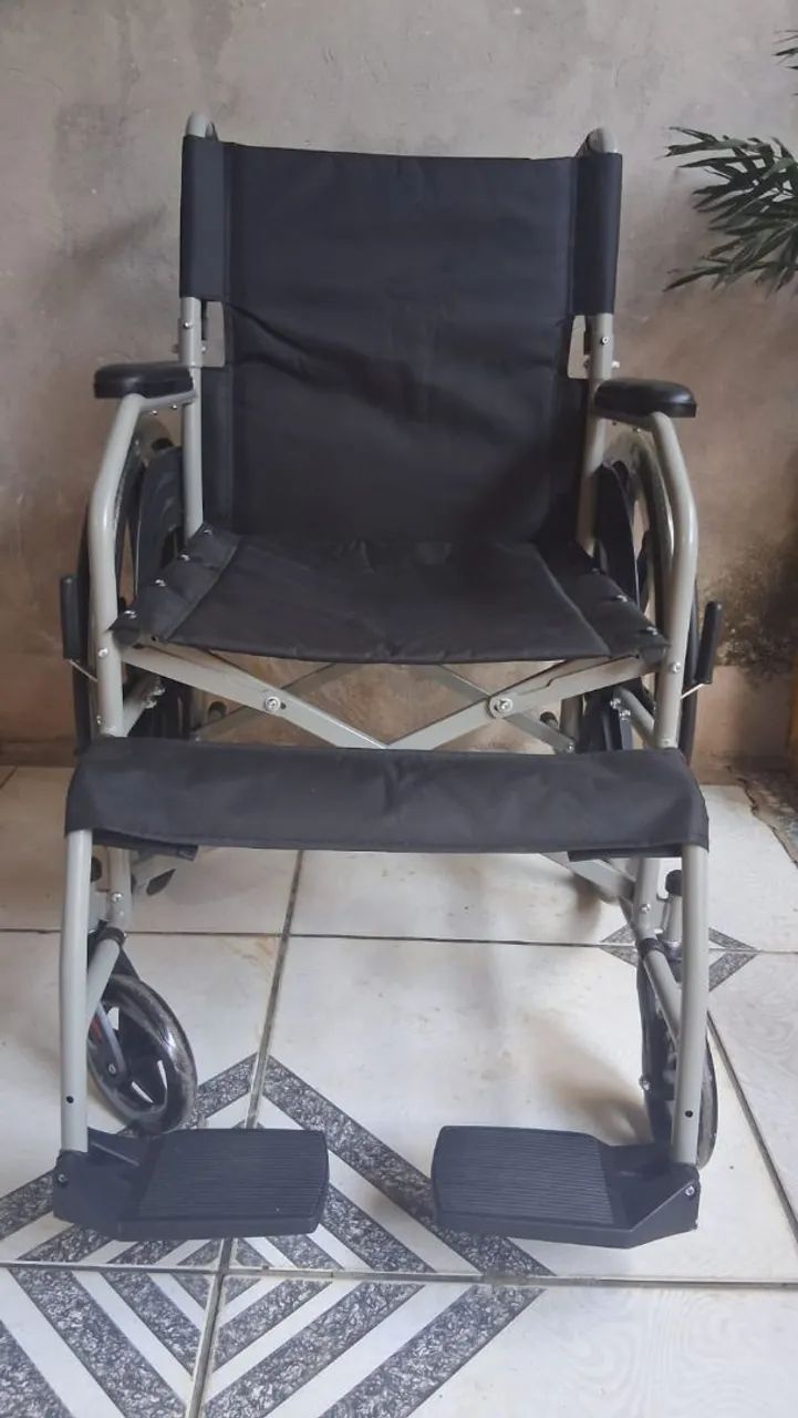 Cadeira de rodas nova Lacrada - Foto 3