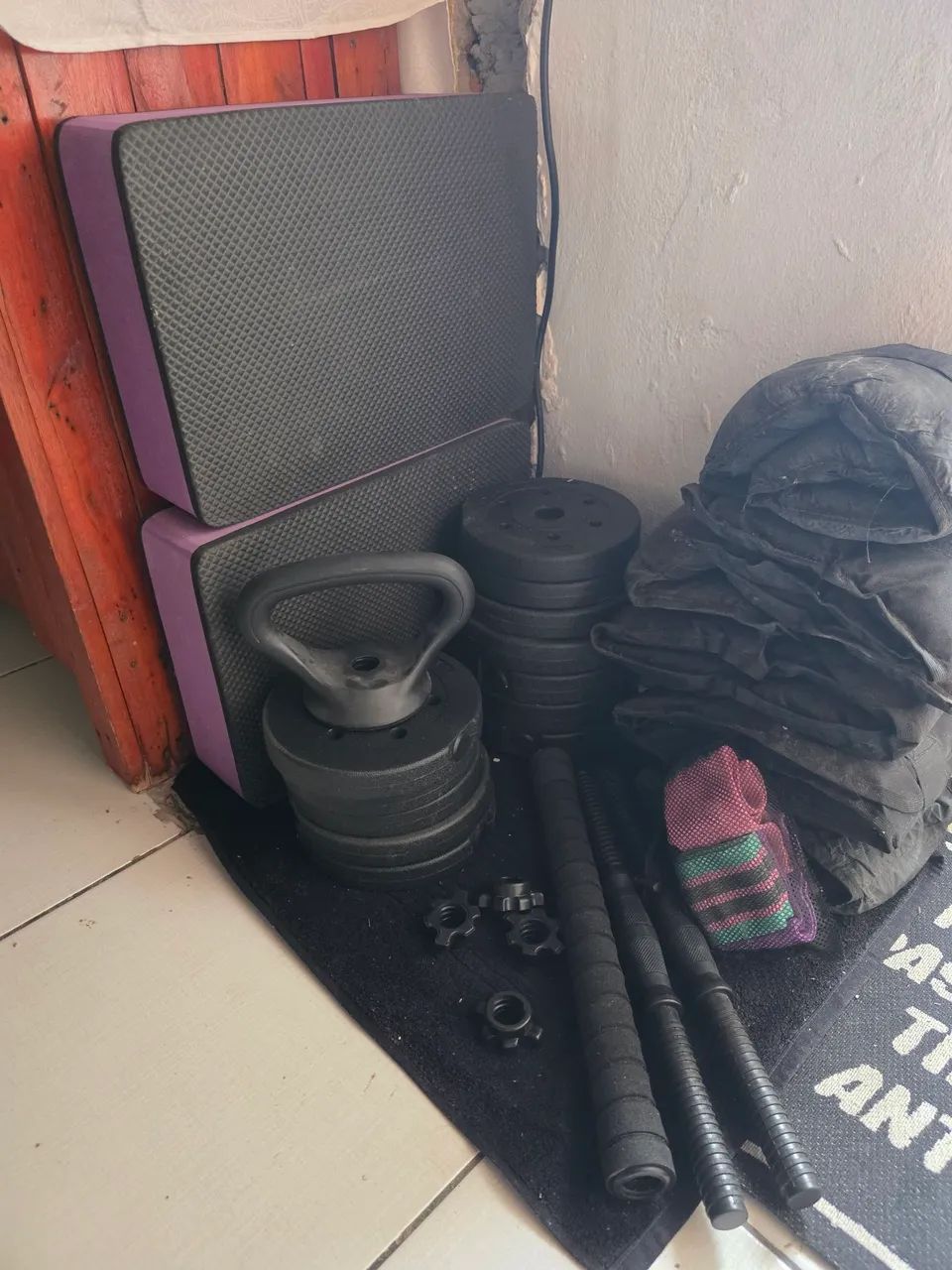 Vendo kit com barra e pesos  - Foto 3