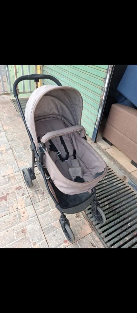 Carrinho de Bebê com Bebê Conforto 