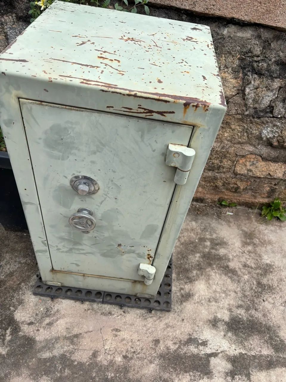 Cofre antigo de aço e concreto