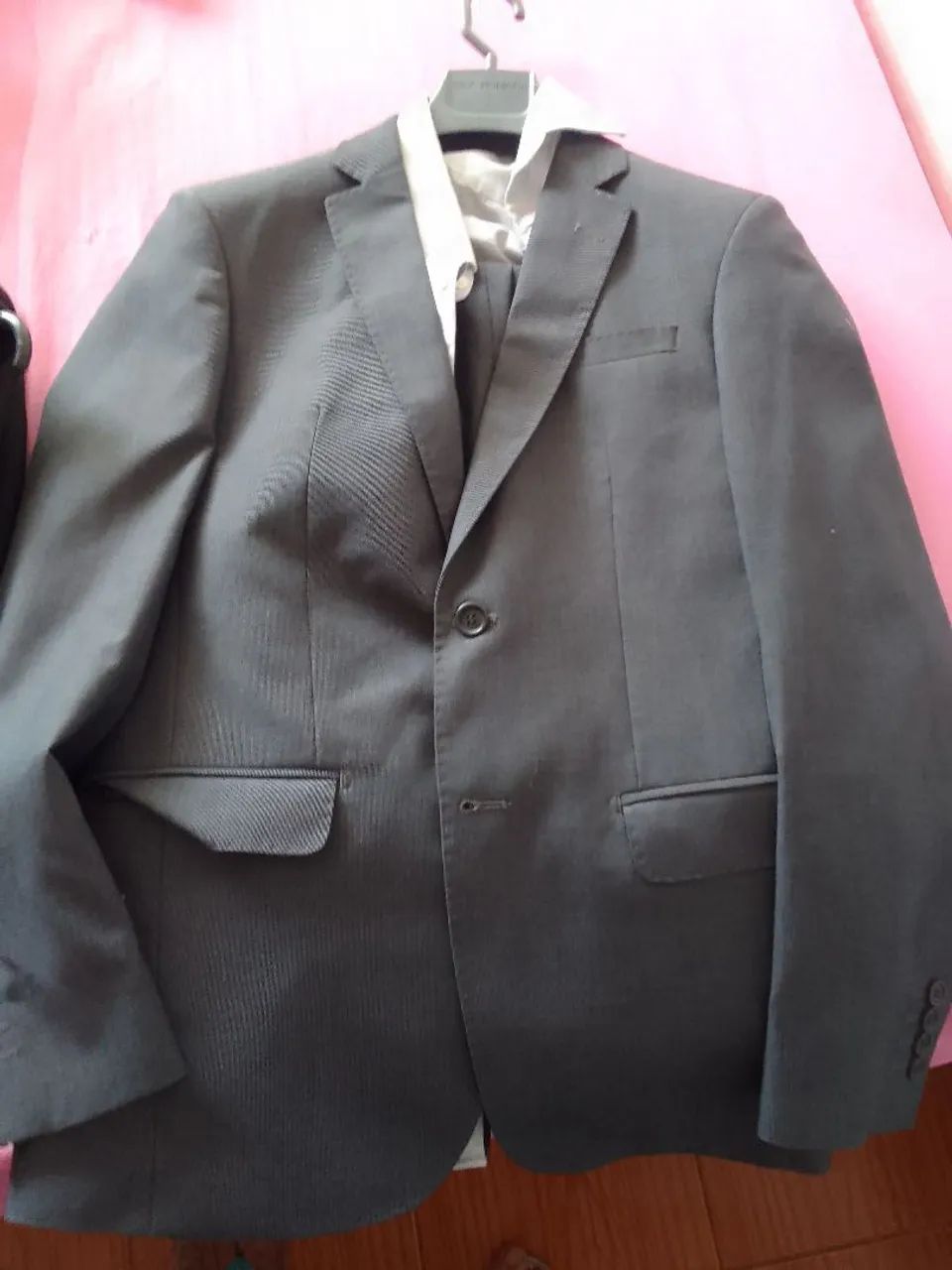 Ternos e camisas sociais. 