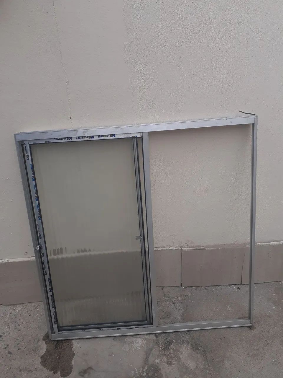 Janela nova 1,00 x 1,00 cm  nova com adesivos - Foto 2