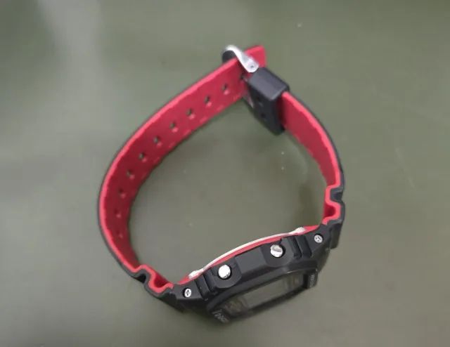 relógio casio g-shock preto e vermelho - Foto 2