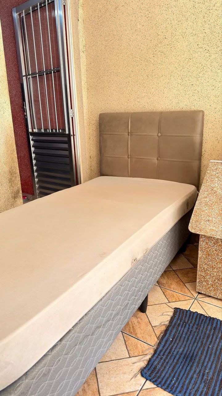 Cama de solteiro com cabeceira