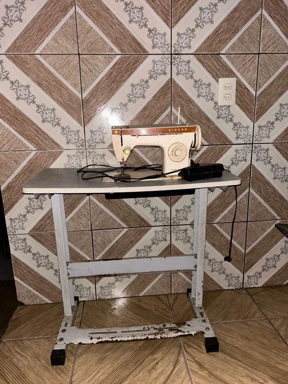 Máquina de costura com mesa  - Foto 5