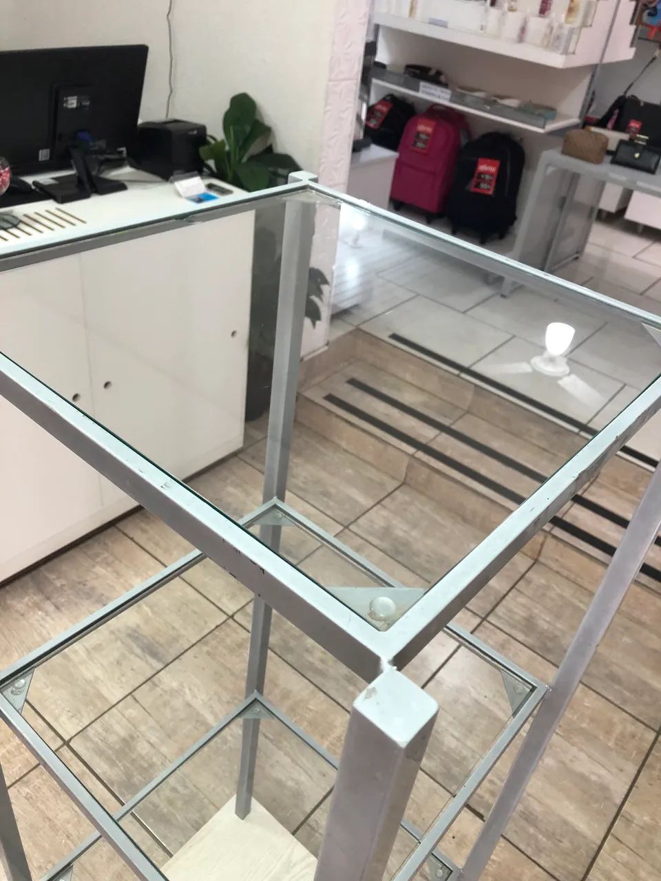 Vendo Expositor Torre de metal com prateleiras de vidro  - Foto 3
