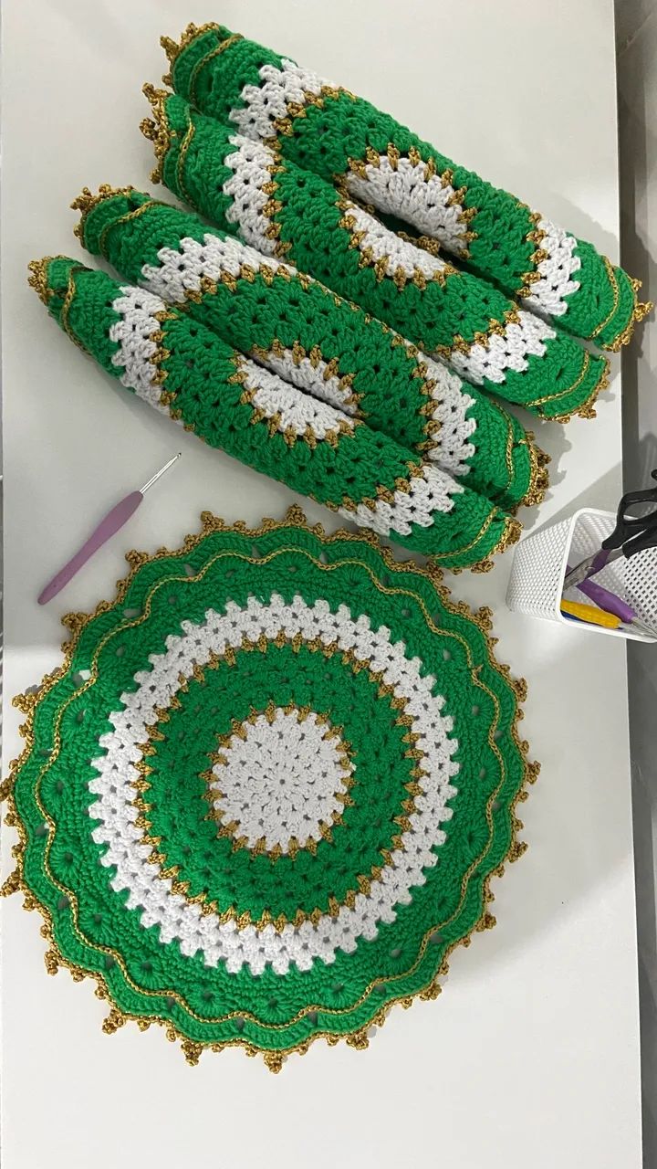 Sousplat de Crochê kit com 4 ou kit com 6 Redondo Verde e Branco com Bico Dourado - Foto 3