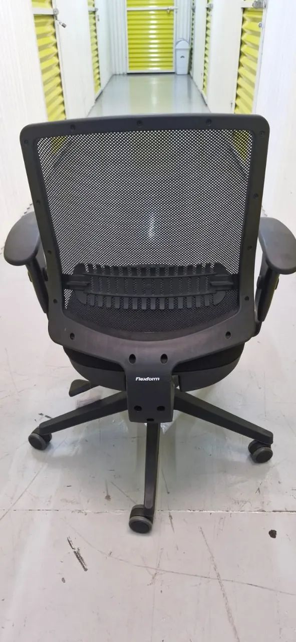 Cadeira Giratória para escritório preta Flexform - Foto 2