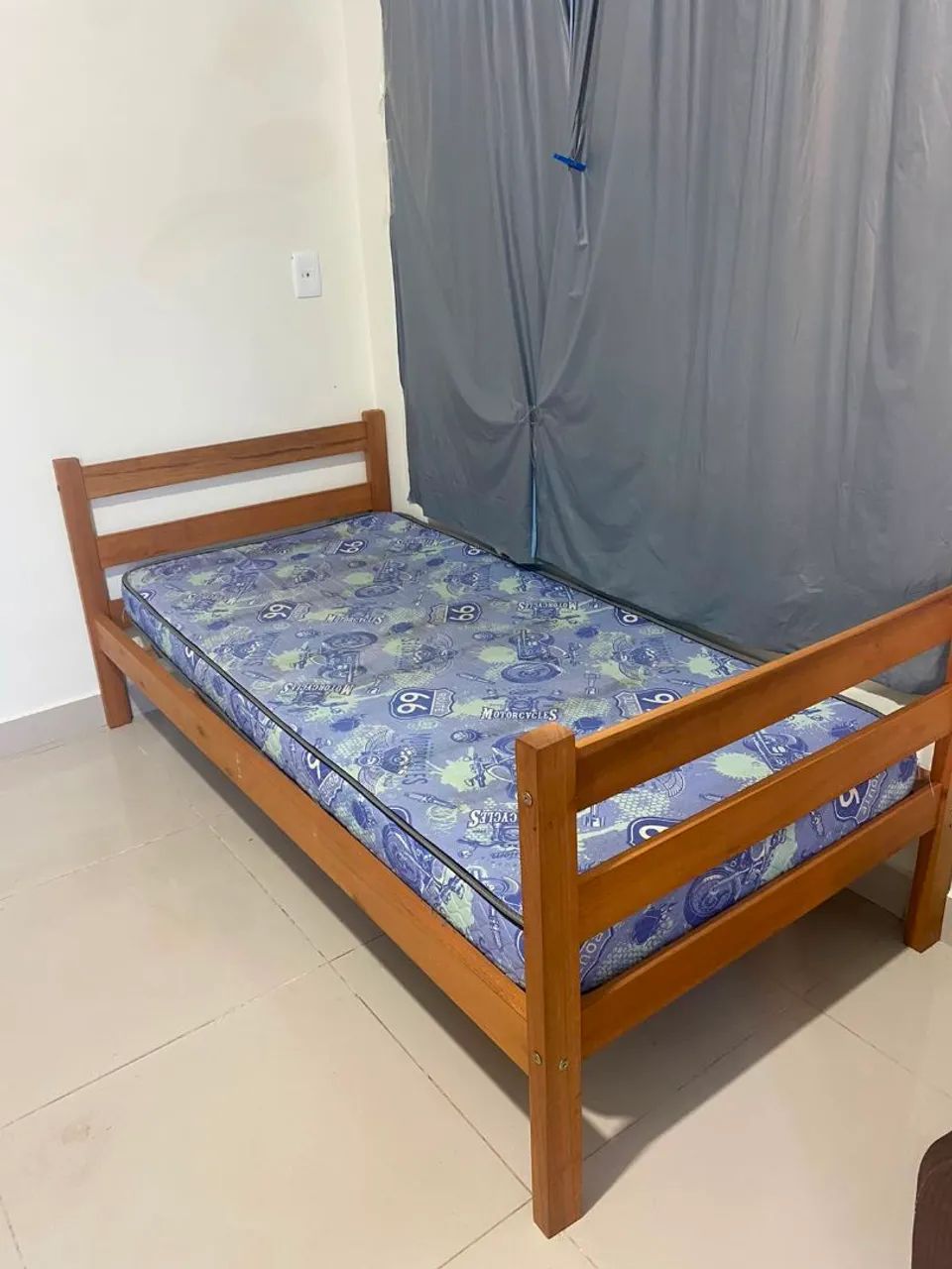 Cama de solteiro (colchão e cabeceira)