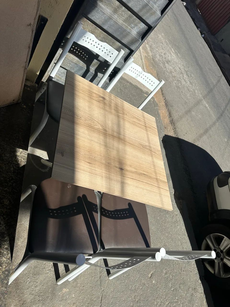 Mesa com a base de madeira com quatro cadeiras 68 × 68