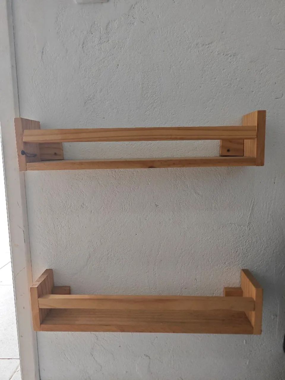 2 prateleiras de madeira 