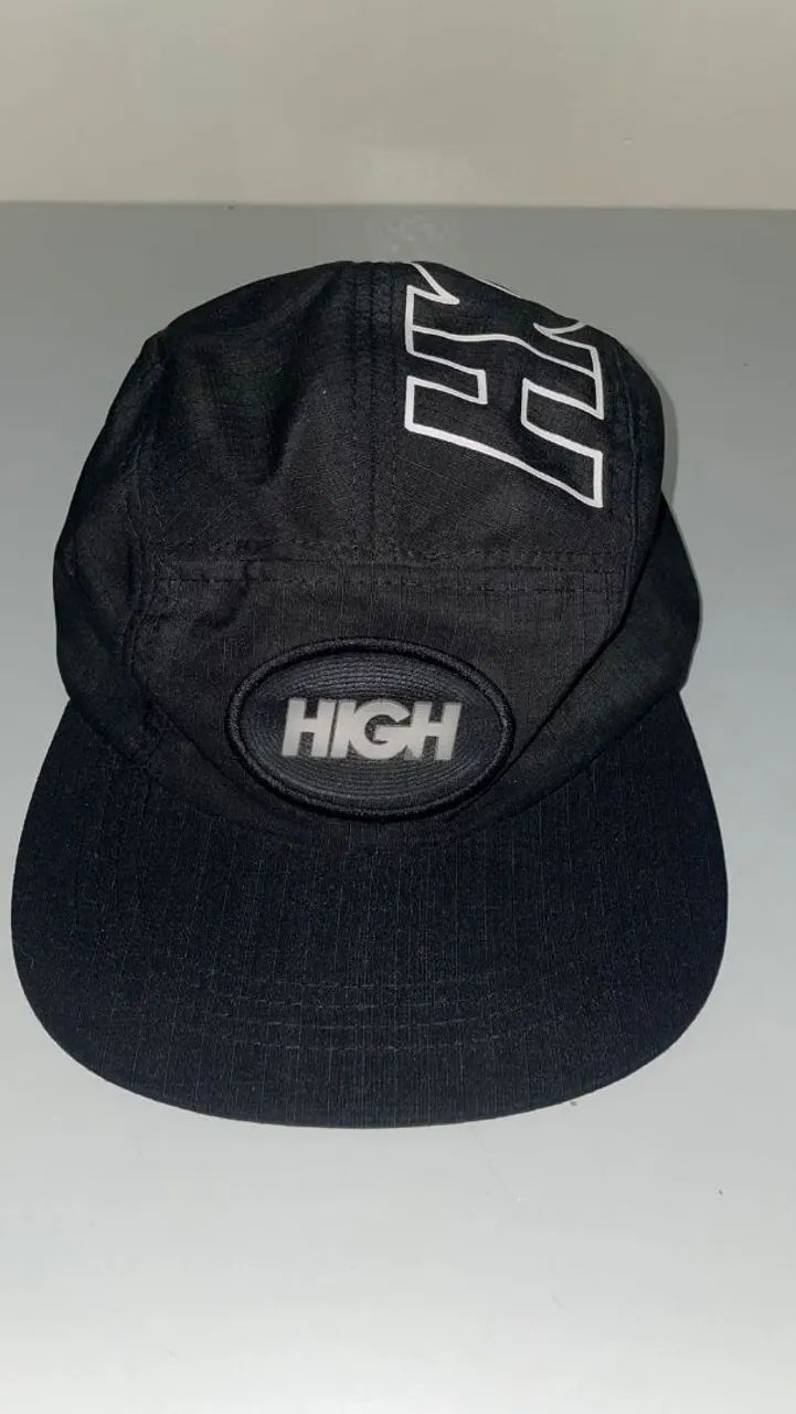 Boné de aba reta high