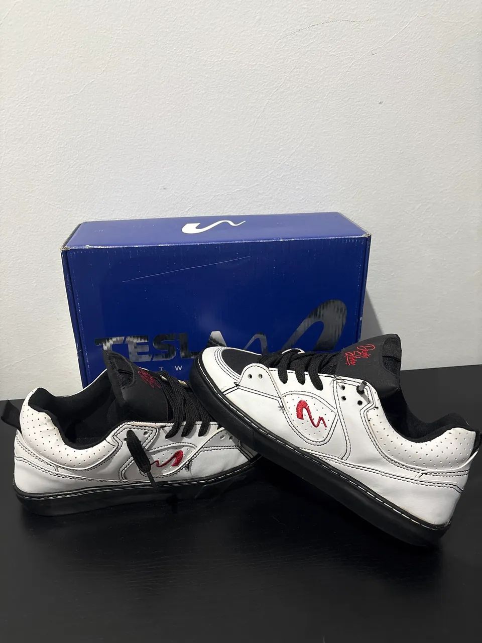 Tesla Fusion (White-Black) TAM-40
