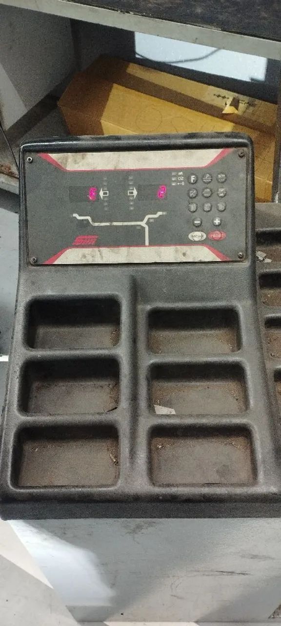 Vendo máquina de desmontar e alinha pneus - Foto 2