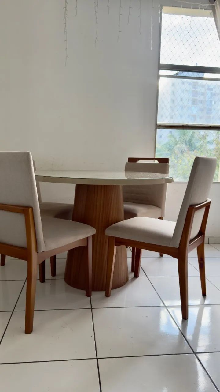 Mesa de jantar com tampo de vidro  madeira Maciça 