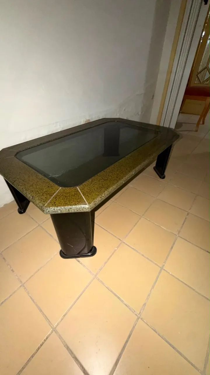 MESA DE CENTRO ELEGANTE EM GRANITO VERDE E VIDRO FUME - Foto 2