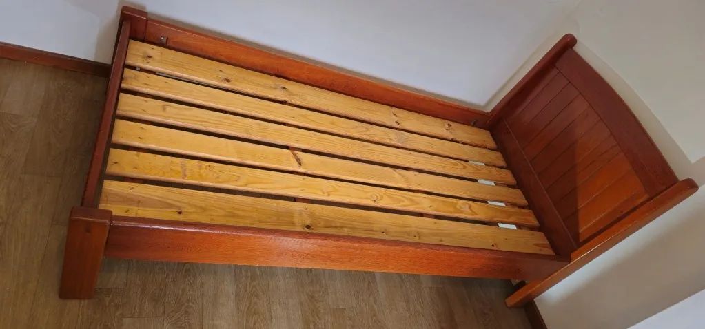 Cama de madeira maciça padrão solteiro (Super Resistente)