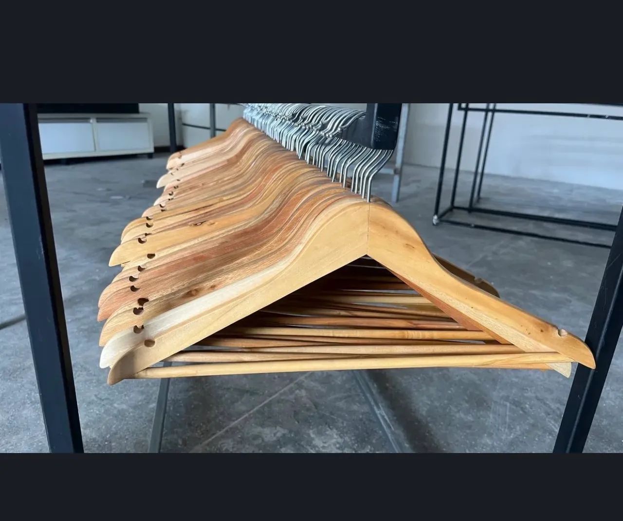 Cabides de Madeira para Loja | Elegância e Resistência   - Foto 4