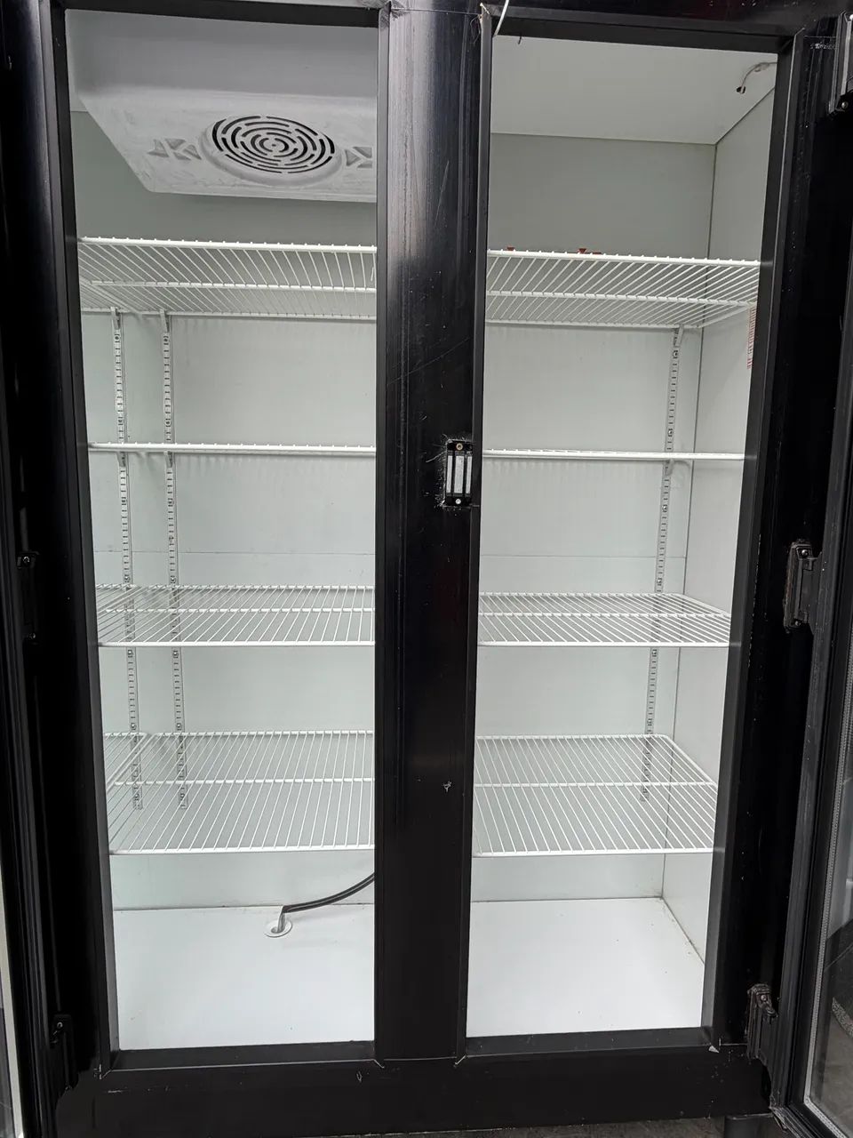 VENDO UMA GELADEIRA EXPOSITORA 3 PORTAS KOFISA SEMI NOVA