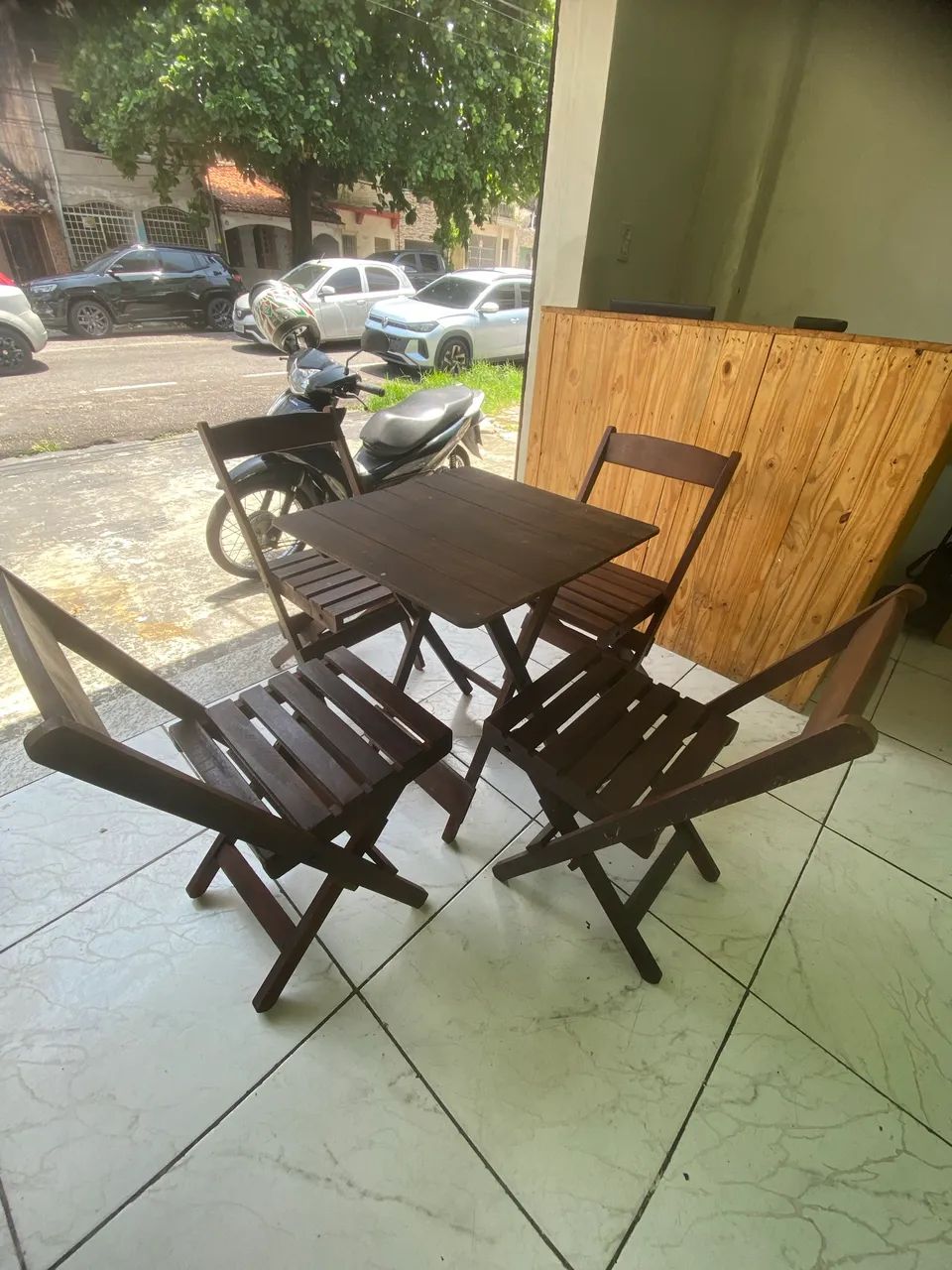 Jogo de Mesa de Madeira com 4 Cadeiras - Excelente Estado $280 - Foto 2