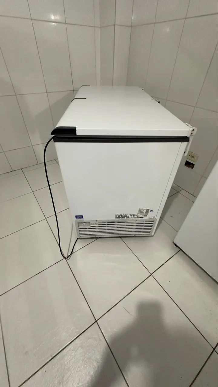 Freezer esmaltec horizontal 468L ECH500 220v - Foto 2