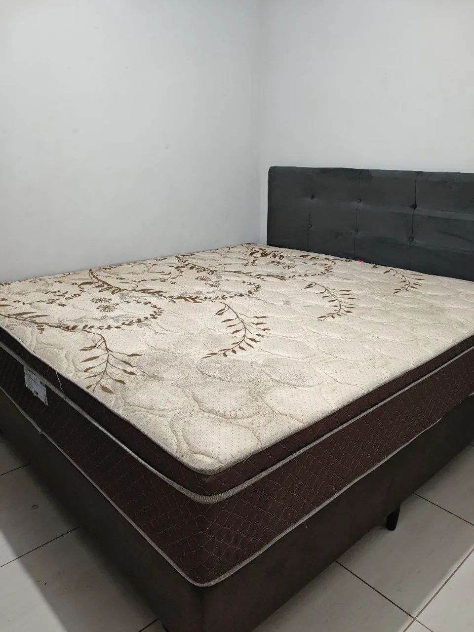 Cama king size com cabeceira semi-nova