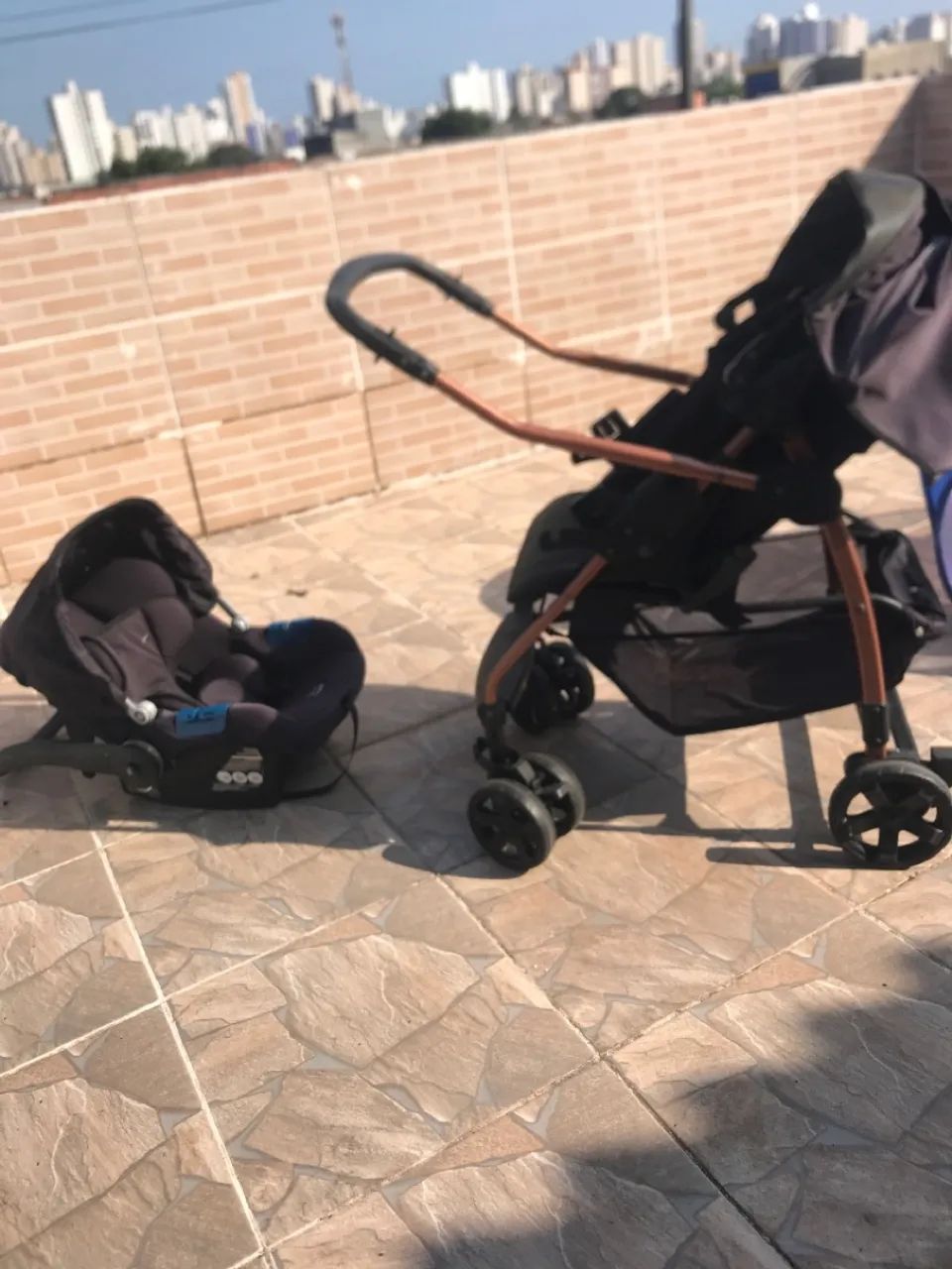Carrinho de bebê com bebê conforto 