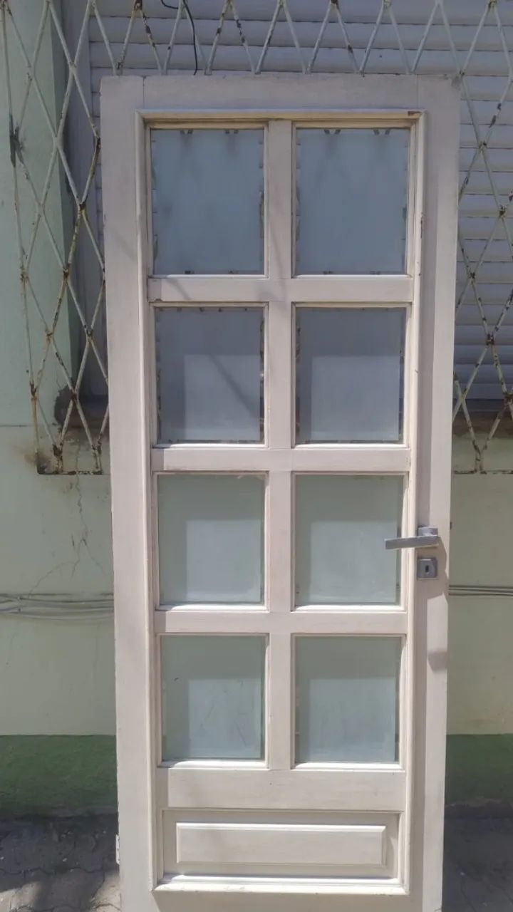 Porta de madeira em ótimo estado